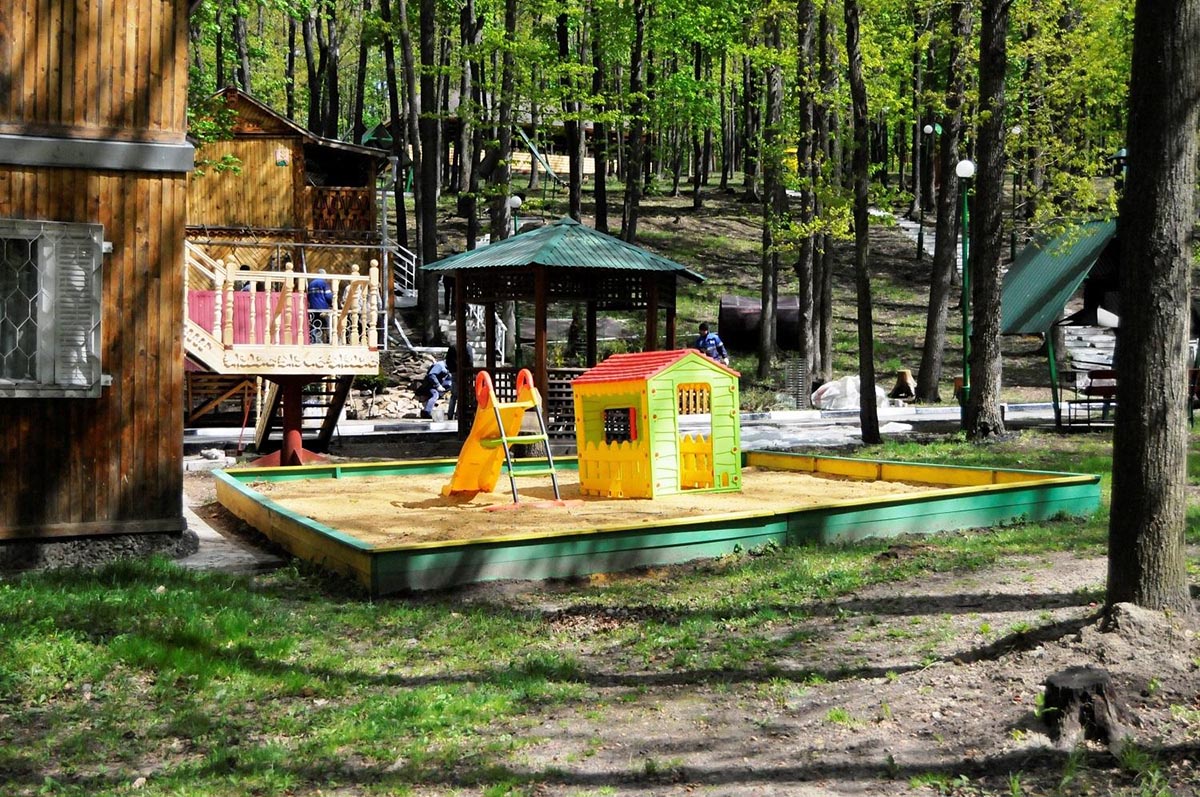 Летний домик с игровой площадкой для детей